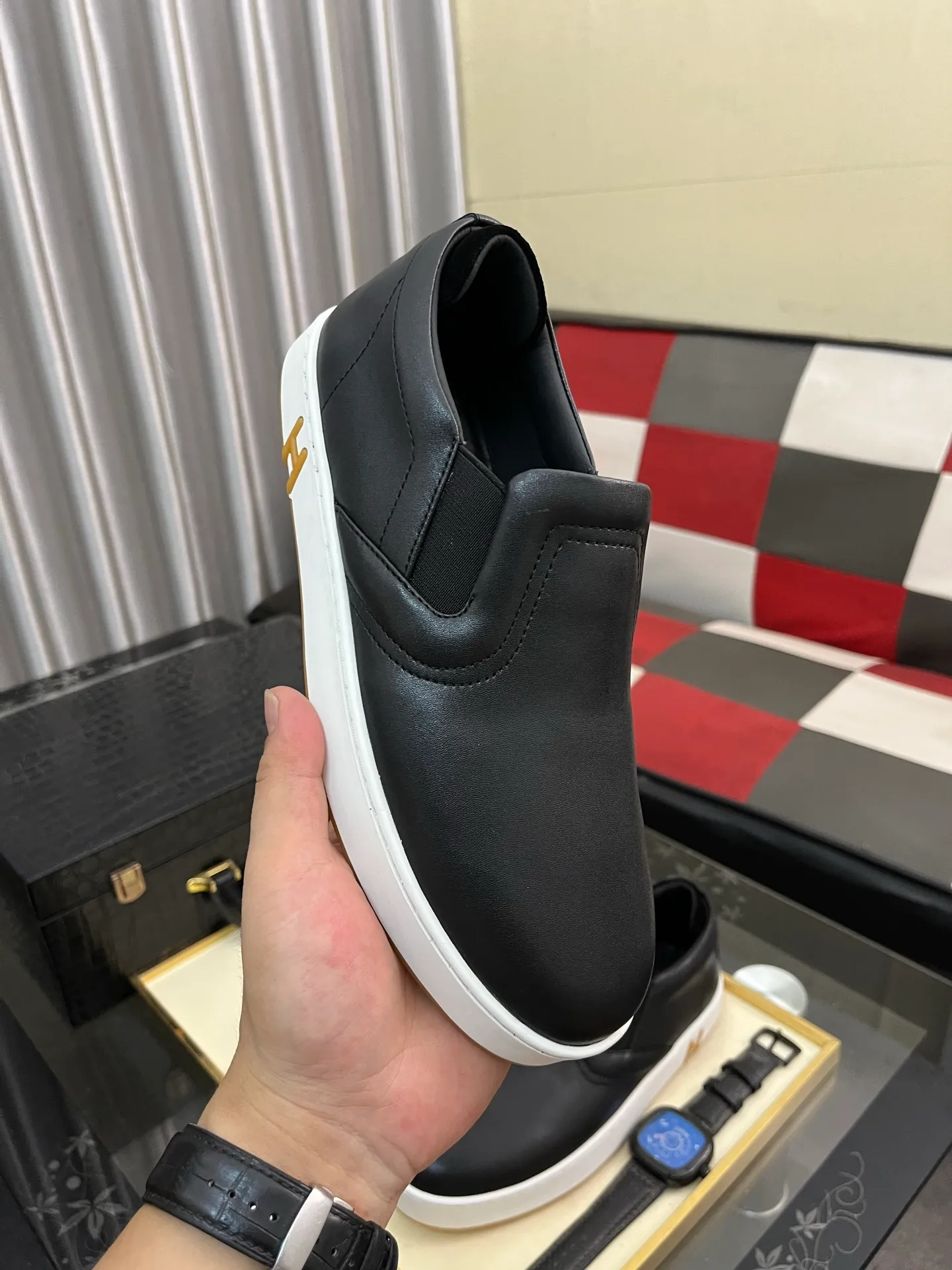 Men's Men's Shoes💰458⌚️⌚️HERMES/Hermès Hugo sneakers are casual men's shoes. These sneakers are made of imported first-layer cowhide leather and breathable mesh design. The contrasting color design creates a dynamic and modern shape. The front end of the toe is decorated with natural-color rubber inlays, making it novel and fashionable. The texture is incomparable, with cowhide lining and cowhide foot pads, the upper foot is comfortable and breathable, and the rubber sole is decorated with geometric patterns and iconic "H" details. A very personal one! Size: 38-44